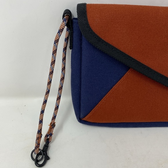 Kavu Bi- Color  Magnetic Clutch Large Wristlet Bag - Picture 3 of 10